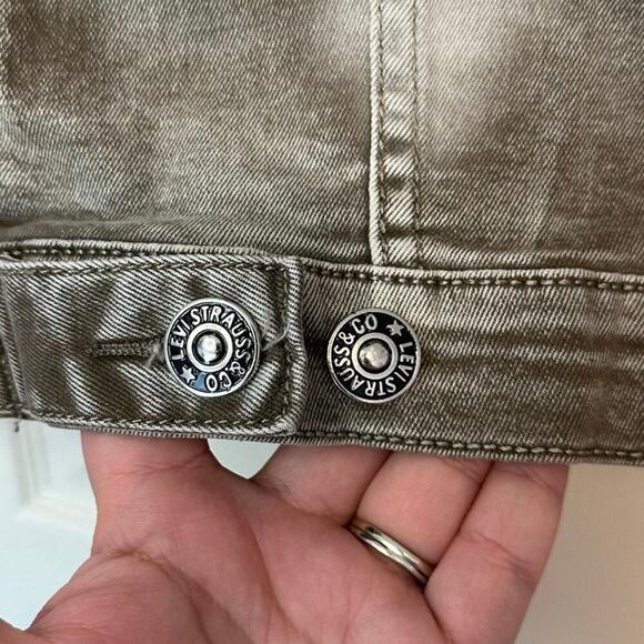 Levi’s Denim Trucker Jacket Size S Button Down Logo Pockets Grayish-Brown Casual - Picture 10 of 13